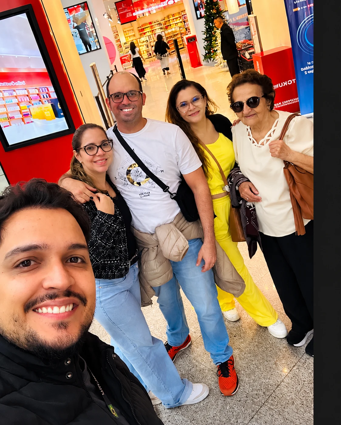 Grupo reunido durante passeio de compras